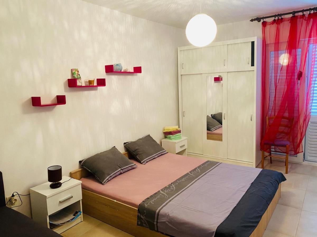 Apartmani Roxy Loviste Bagian luar foto