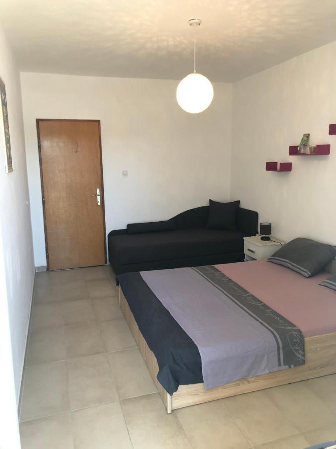 Apartmani Roxy Loviste Bagian luar foto